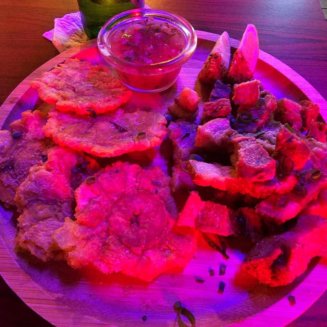 Chicharrones con Patacones 