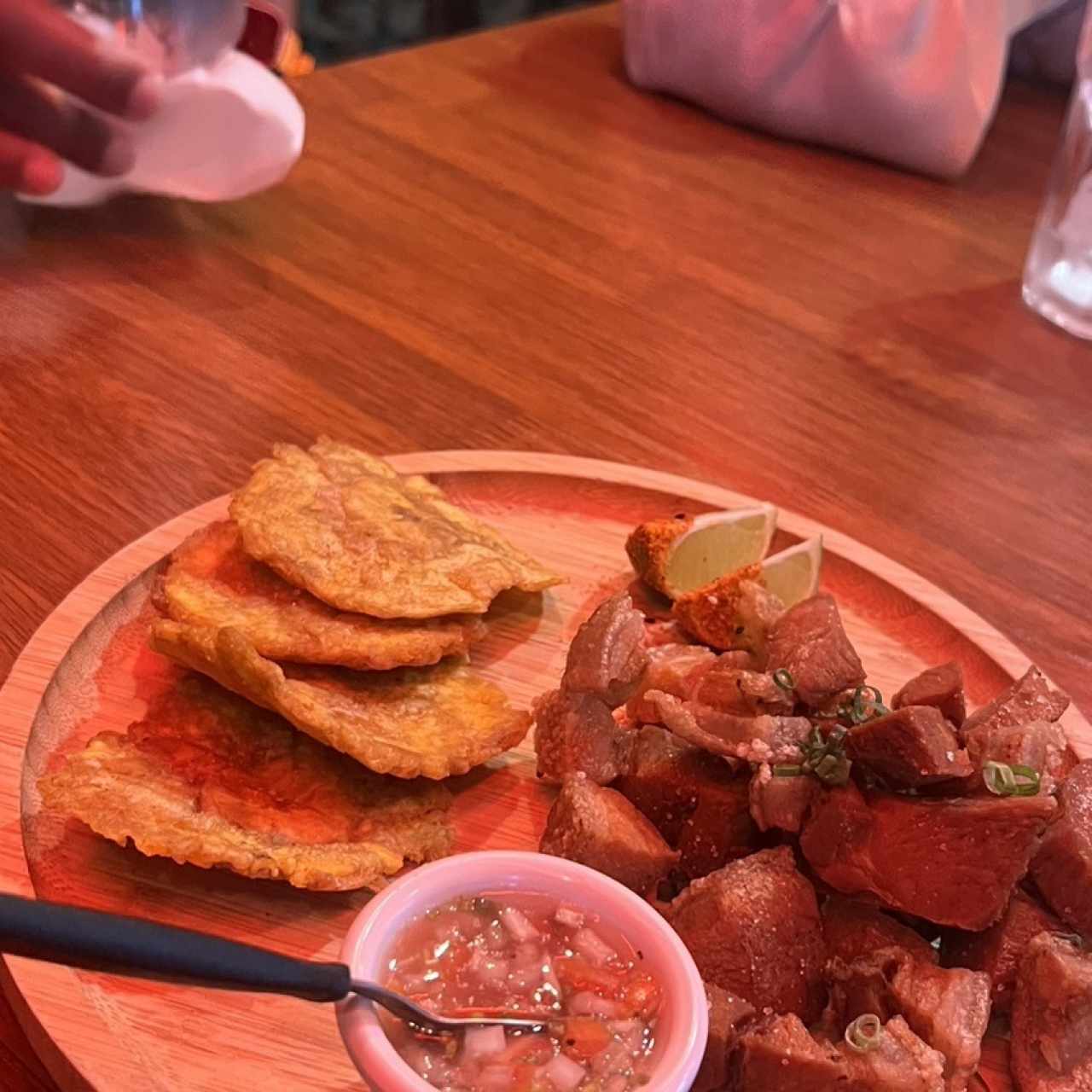 Chicharrónes crocantes. Acompañados de patacones