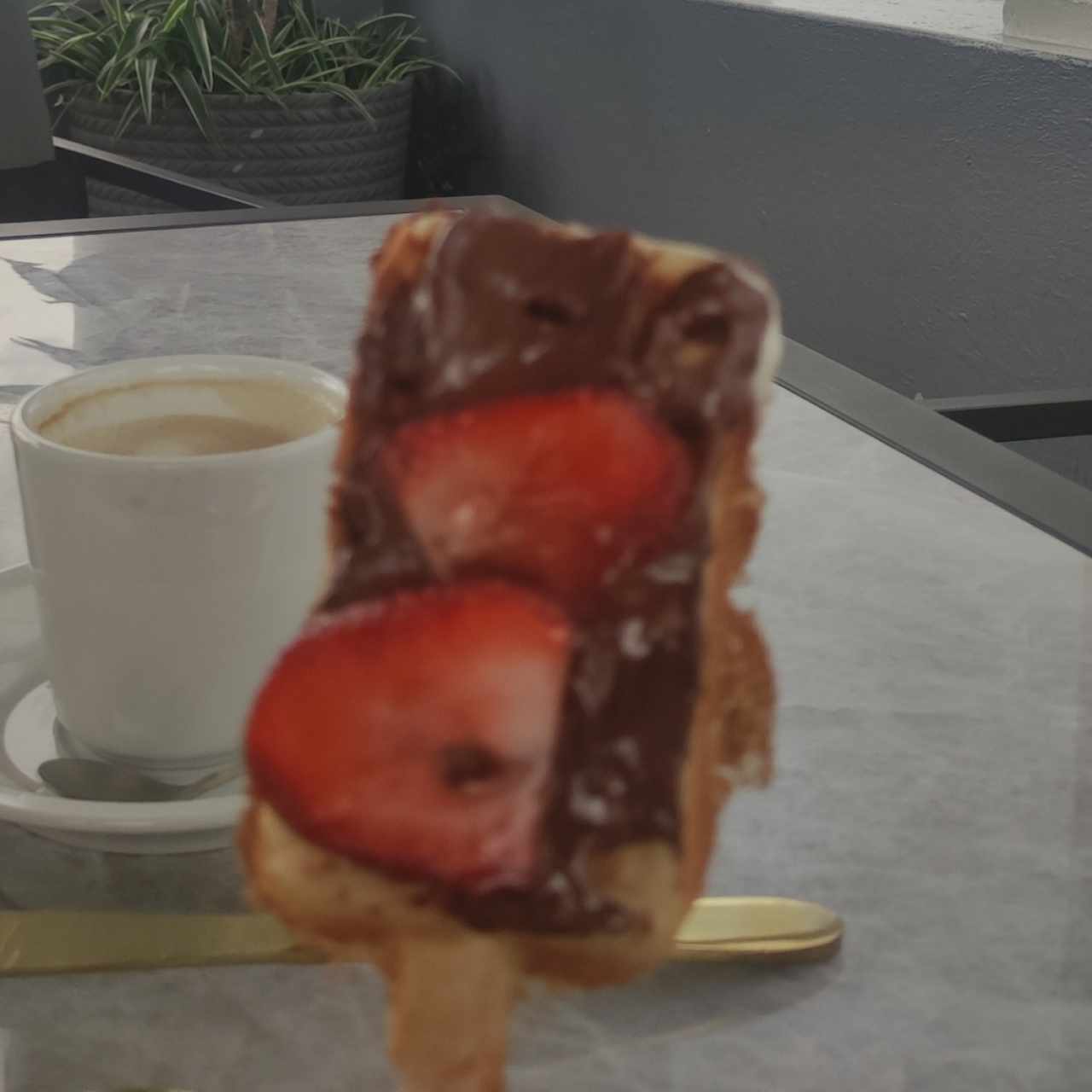 Capuchino chico y waffle de nutella con fresas y crema chantilly 