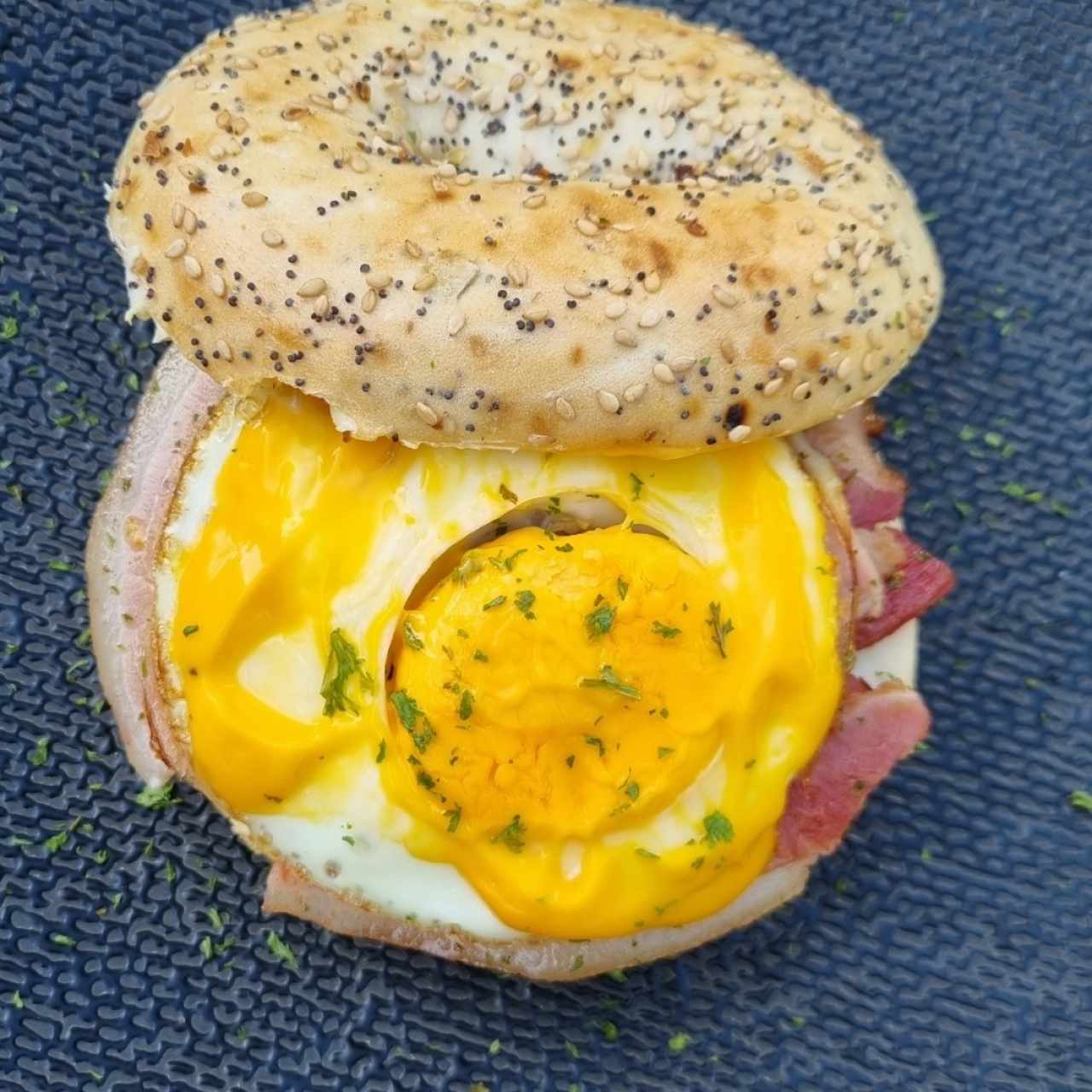 Bagel con bacon y huevo