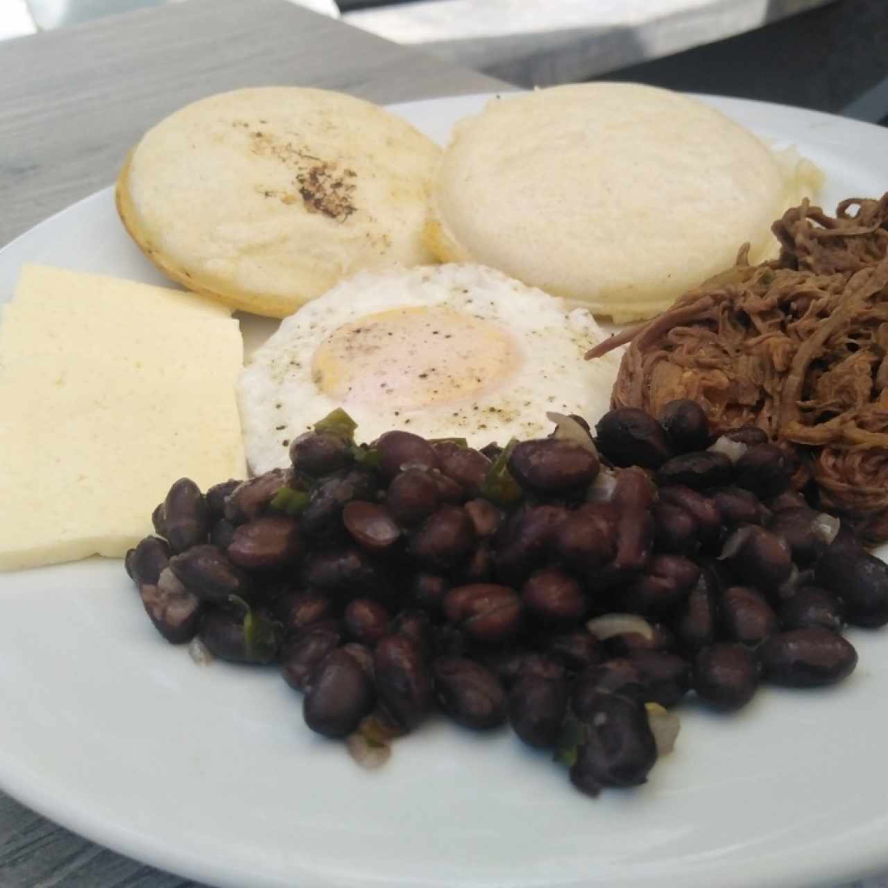 Caraotas, queso, huevos, arepas.. Que más le puedes pedir a la vida 