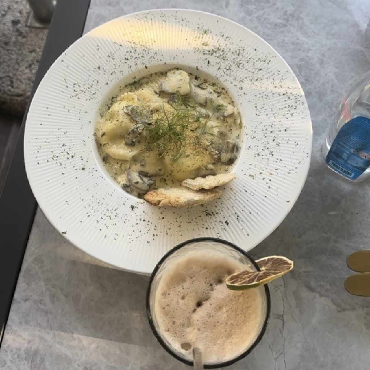 Ravioli en crema de hongos