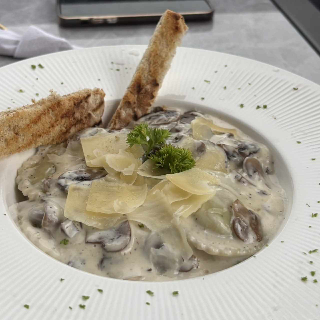 Ravioli en crema de hongos
