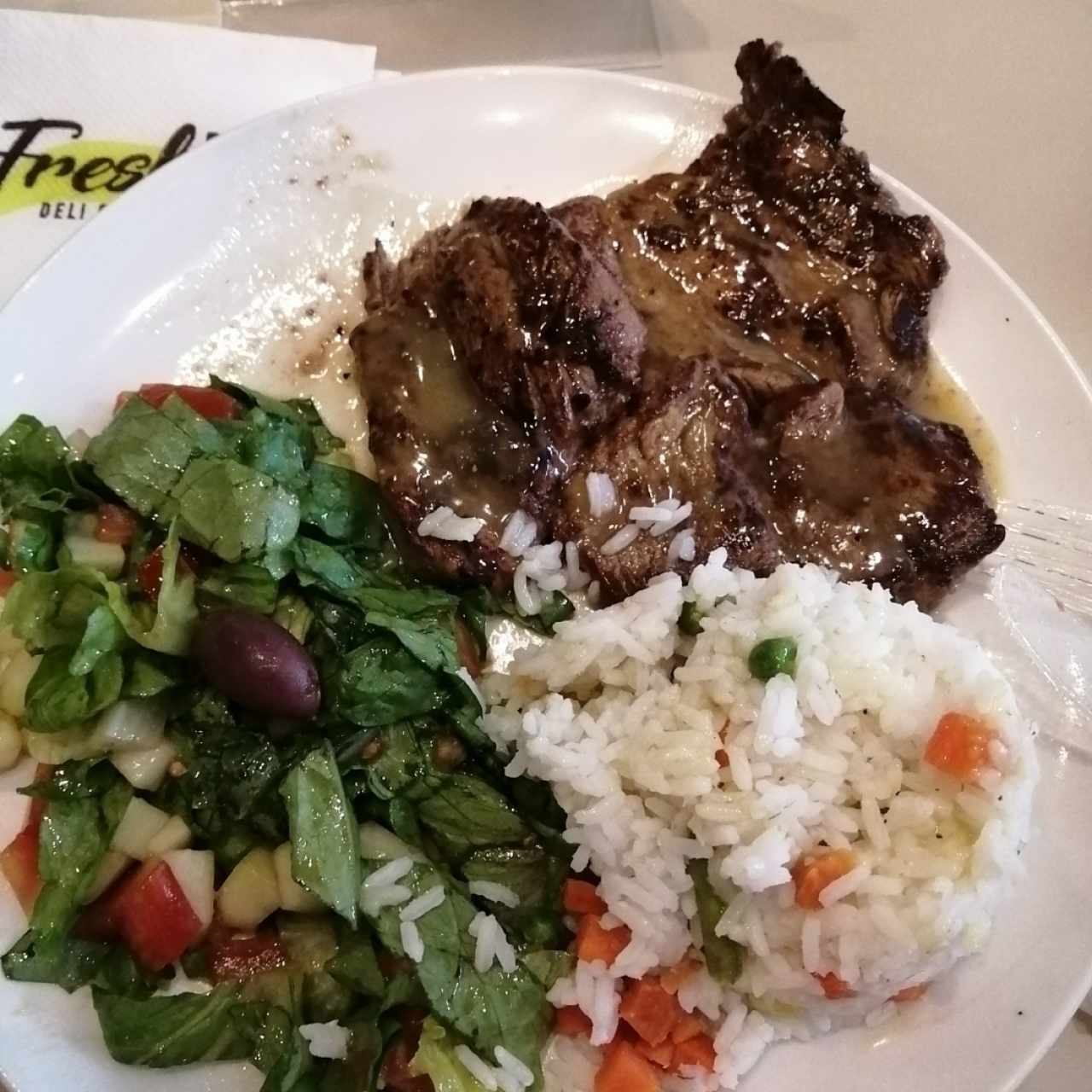 Filete a la pimienta con artos con vegetales y ensalada mixta 