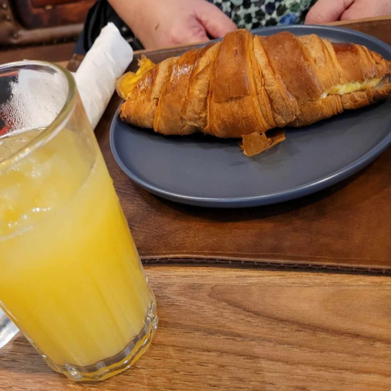 Bacon, Egg & Cheese Croissant / Croissant relleno de Tocino, Huevo y Queso