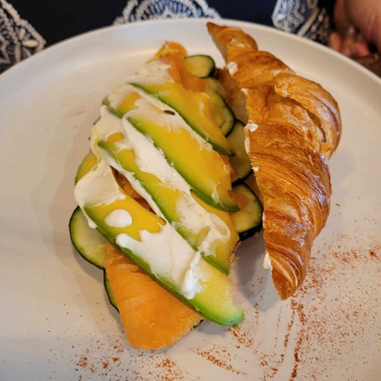 Smoked Salmon & Avocado / Salmón Ahumado y Aguacate en Croissant