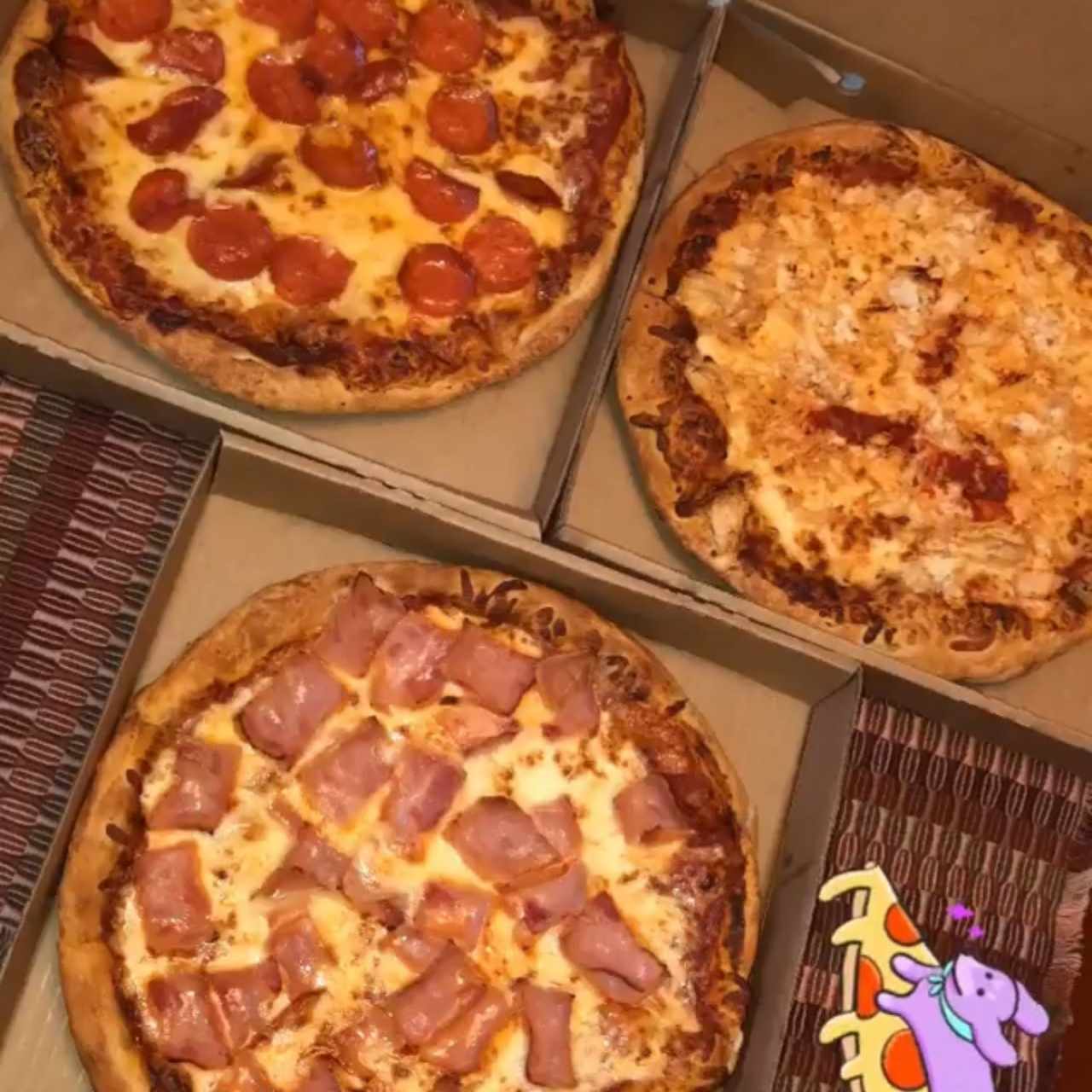 Pizza de pepperonie, pollo y jamon