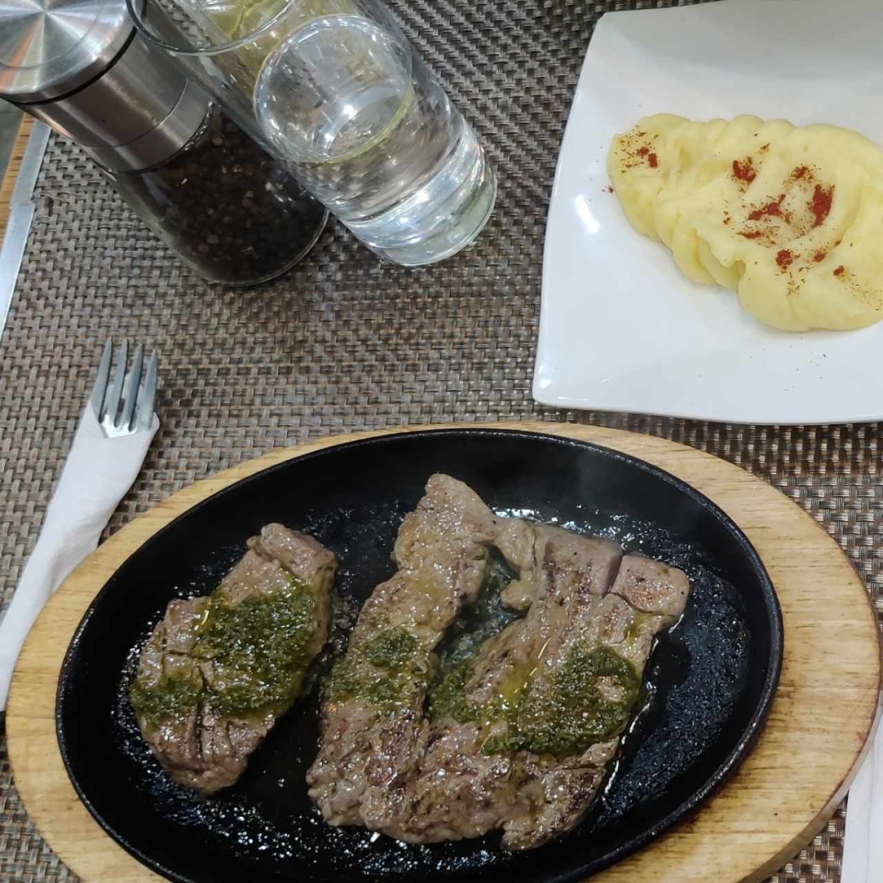 Filete de res al chimichurri, puré y papas 