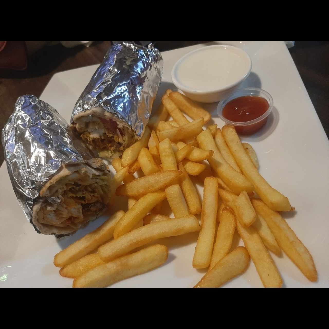 shawarma combo acompañado de papas fritas y soda