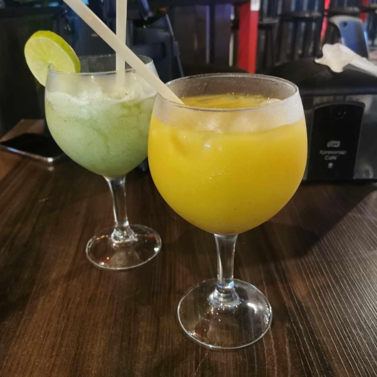 Jugo de maracuya y limonada con hierba buena