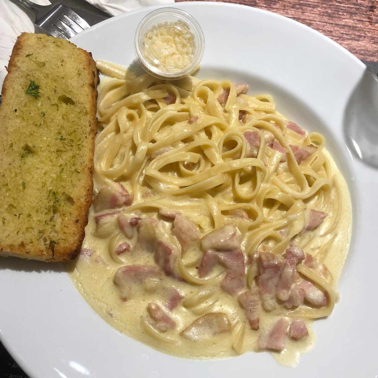 Espaguettis con Pollo, Lomo, Boloñesa, Albóndigas, Alfredo con Jamón o Carbonara