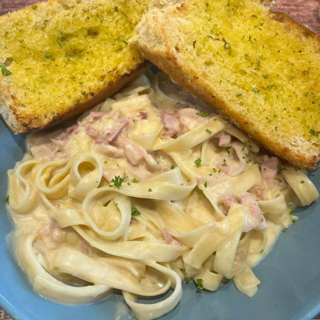 Espaguettis con Pollo, Lomo, Boloñesa, Albóndigas, Alfredo con Jamón o Carbonara