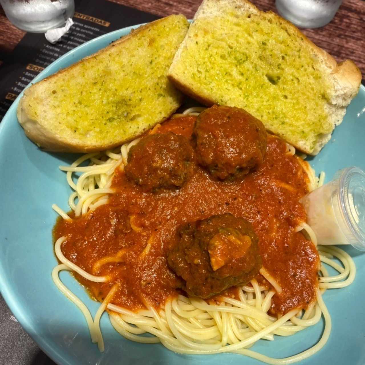 Espaguettis con Pollo, Lomo, Boloñesa, Albóndigas, Alfredo con Jamón o Carbonara