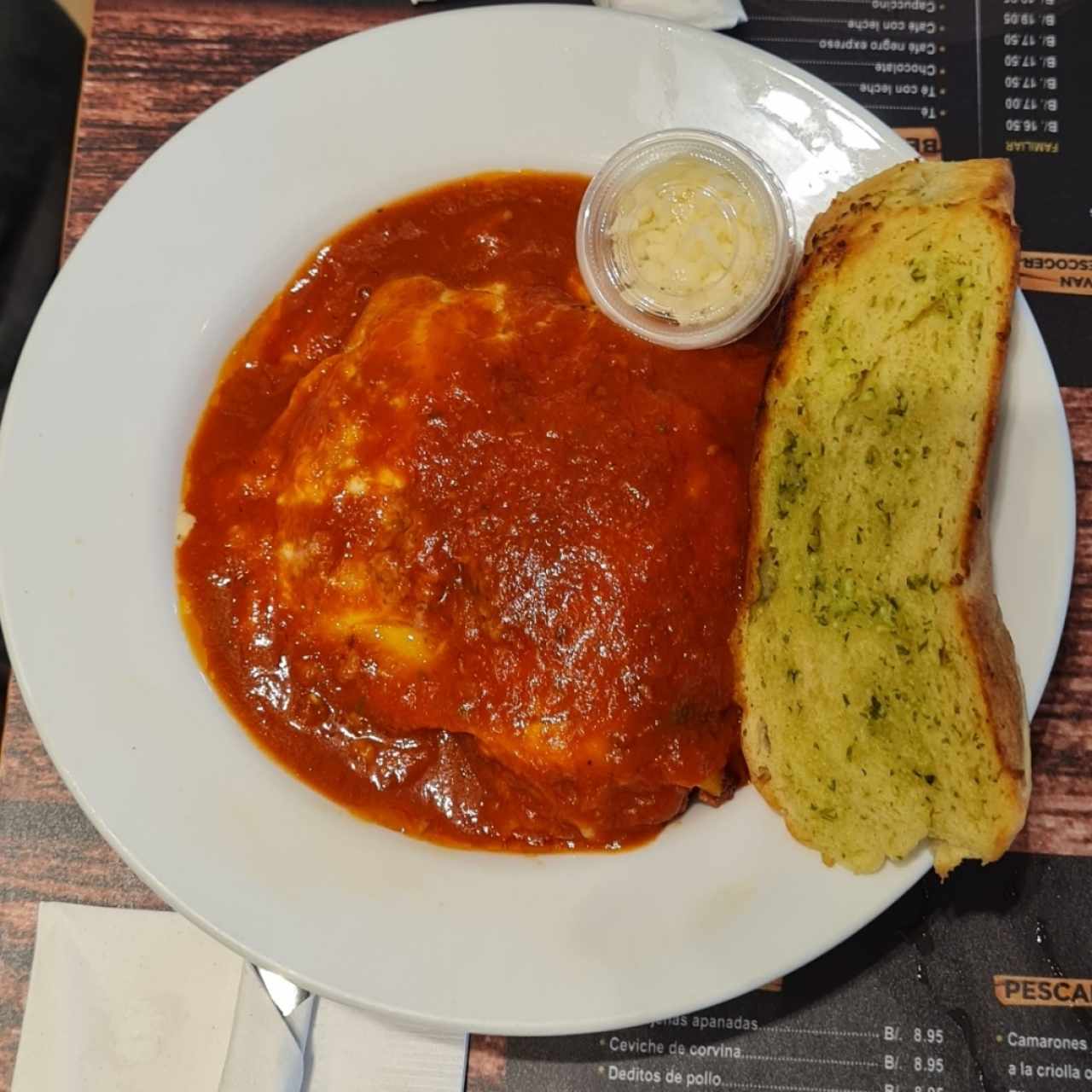 Lasaña de Carne en Salsa Roja o Blanca