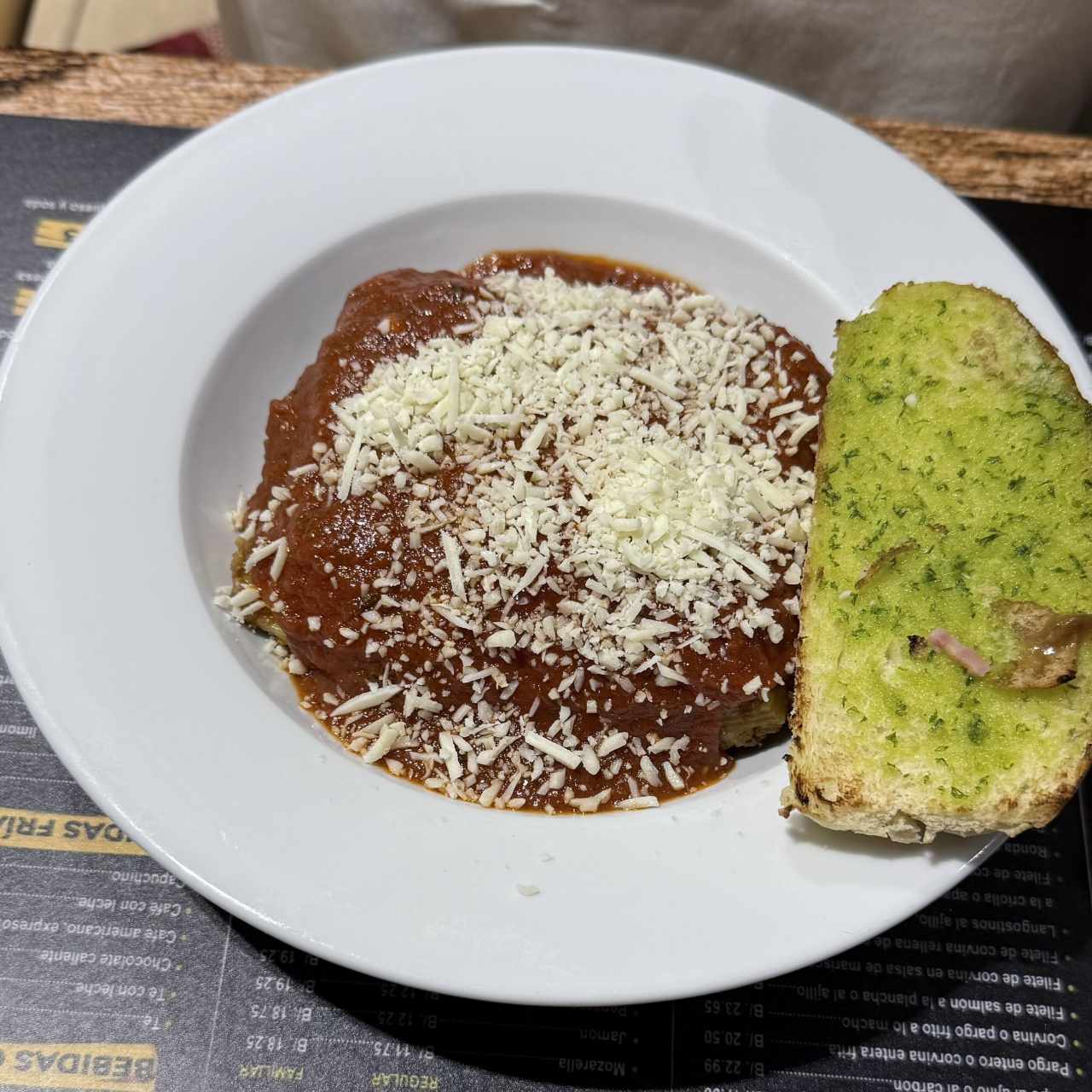 Lasaña de Carne en Salsa Roja o Blanca