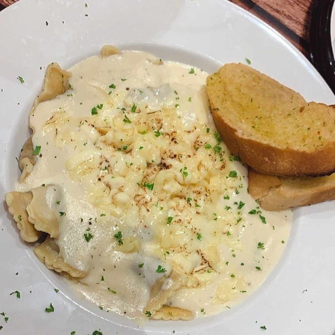 raviolis en salsa blanca gratinado