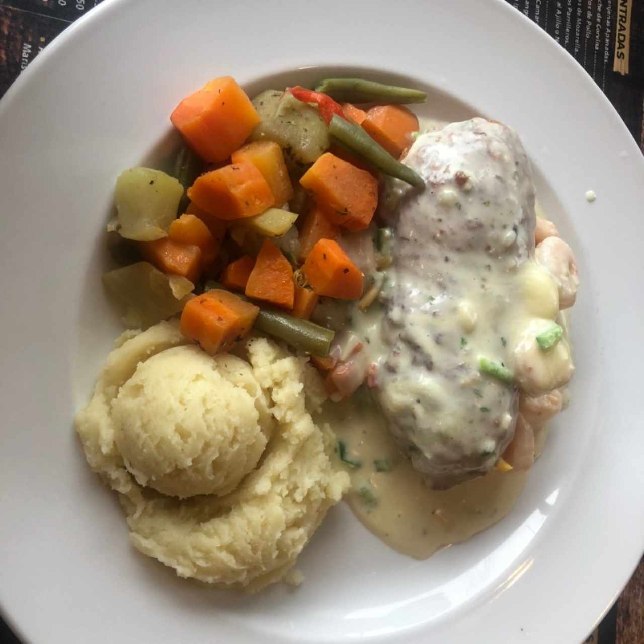 Filete de pescado relleno de camarones en salsa blanca