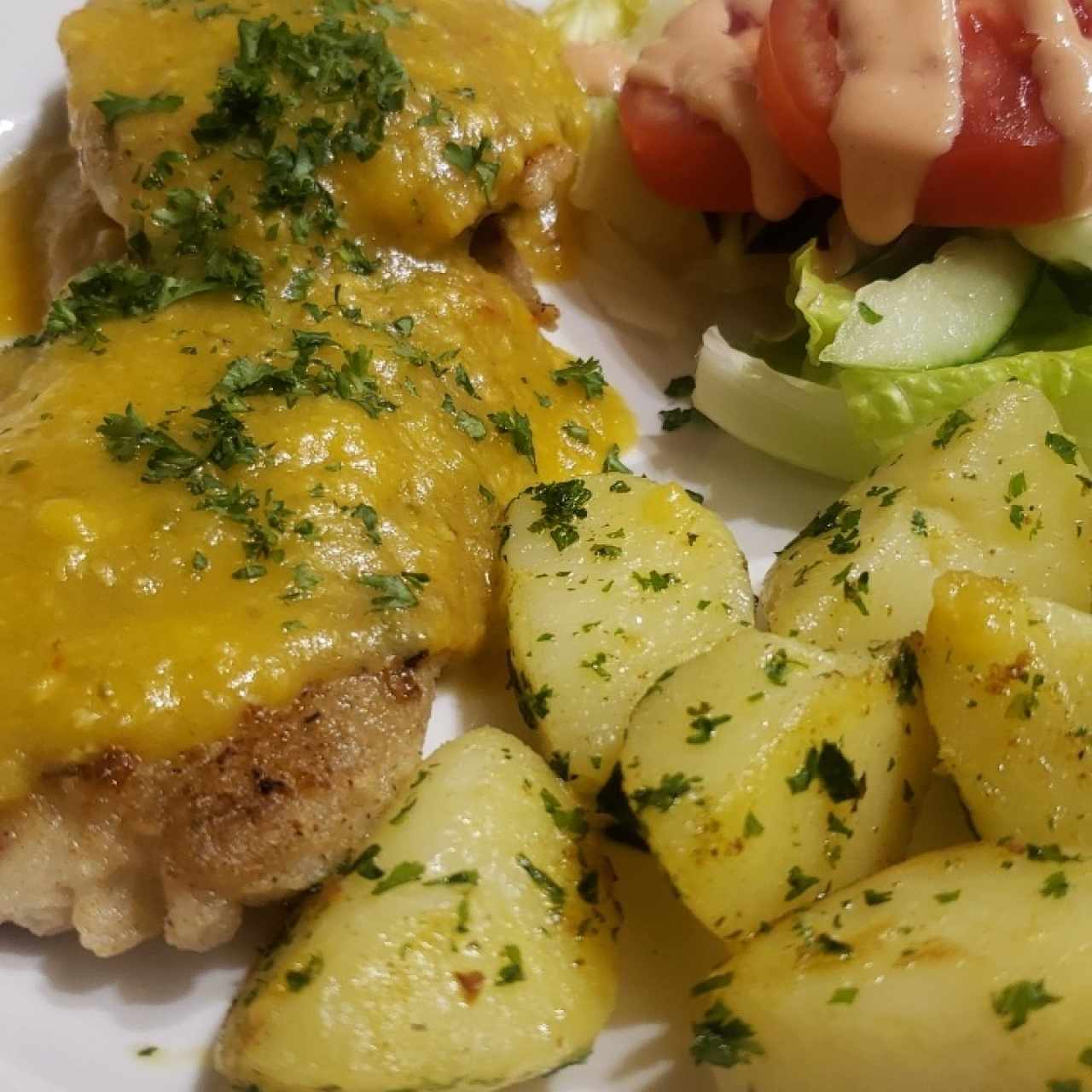 Filete de corvina a la Plancha, al Ajillo, a la Criolla o Apanada