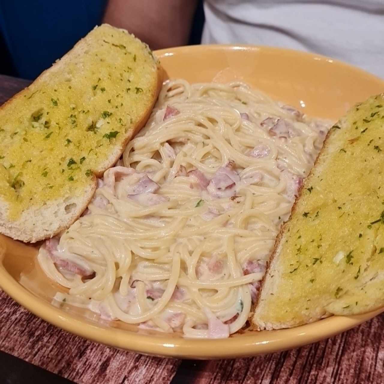 Espaguettis con Pollo, Lomo, Boloñesa, Albóndigas, Alfredo con Jamón o Carbonara