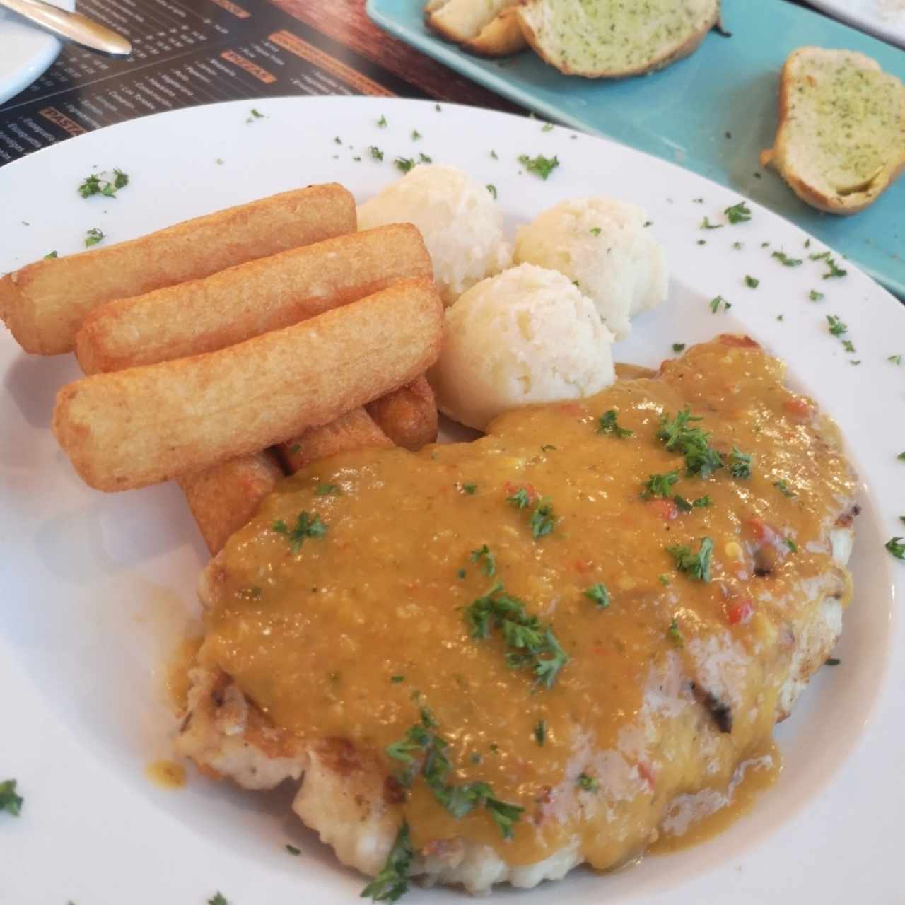 Filete de corvina a la Plancha, al Ajillo, a la Criolla o Apanada