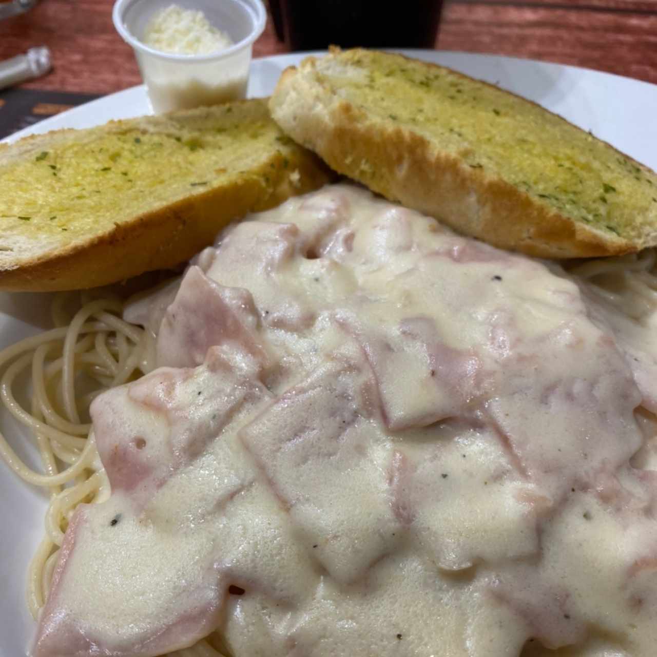 Espaguettis con Pollo, Lomo, Boloñesa, Albóndigas, Alfredo con Jamón o Carbonara