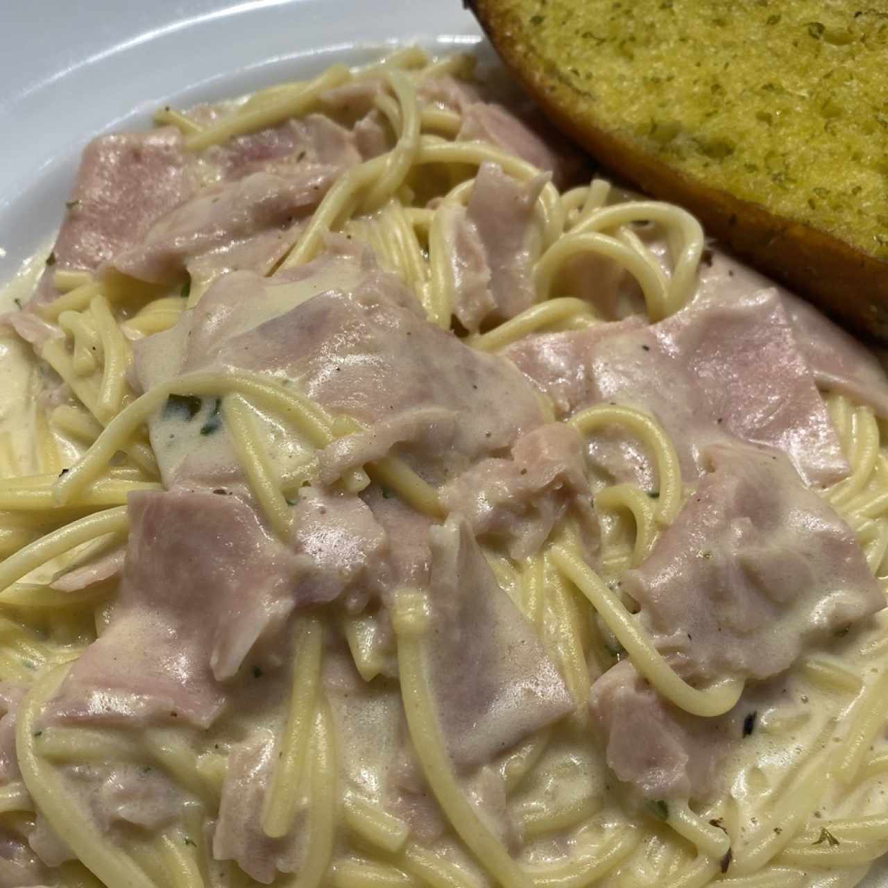 Espaguettis con Pollo, Lomo, Boloñesa, Albóndigas, Alfredo con Jamón o Carbonara