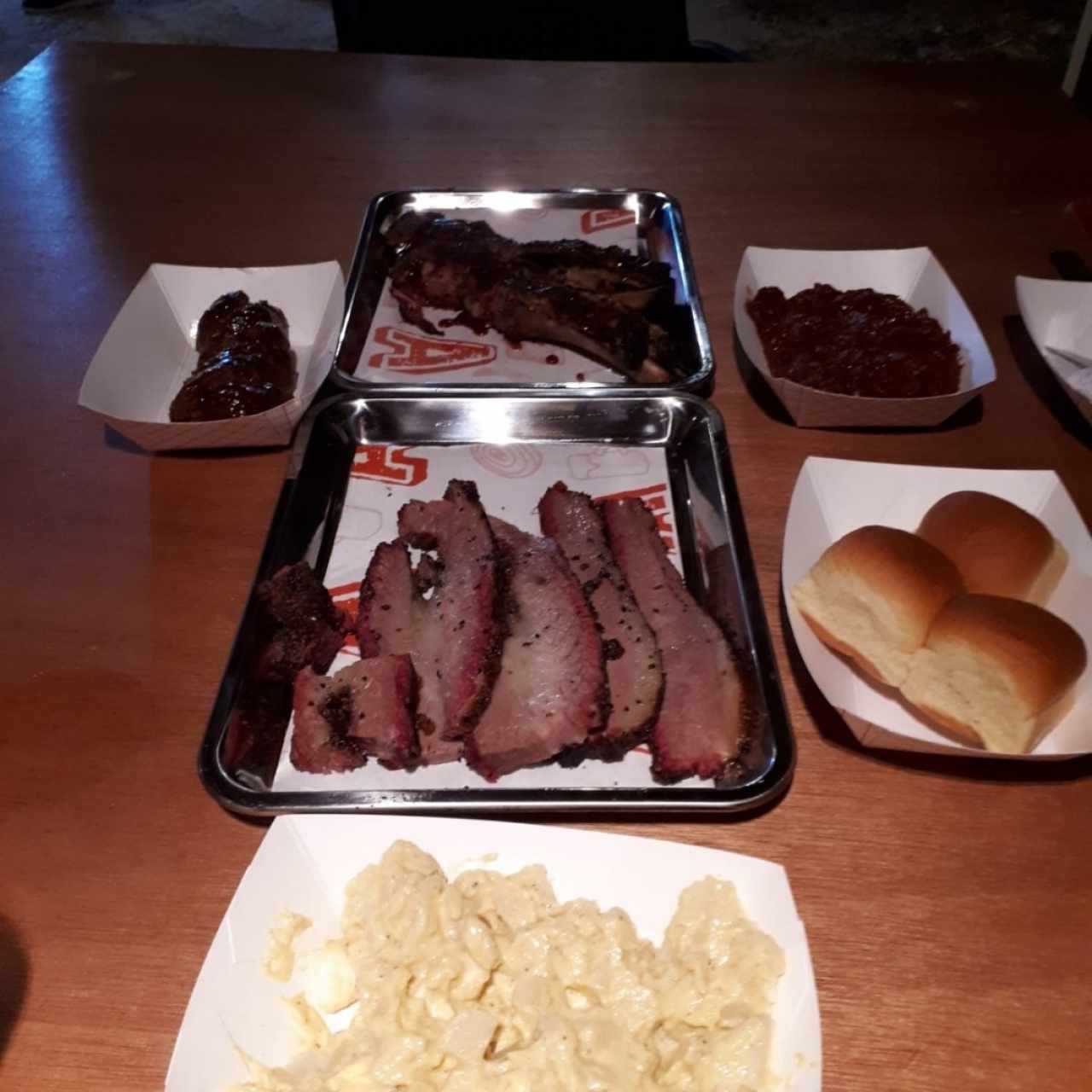 Chorizo, Costillas, Brisket, Frijoles ahumados con brisket, Panesillos y Ensalada de papas 