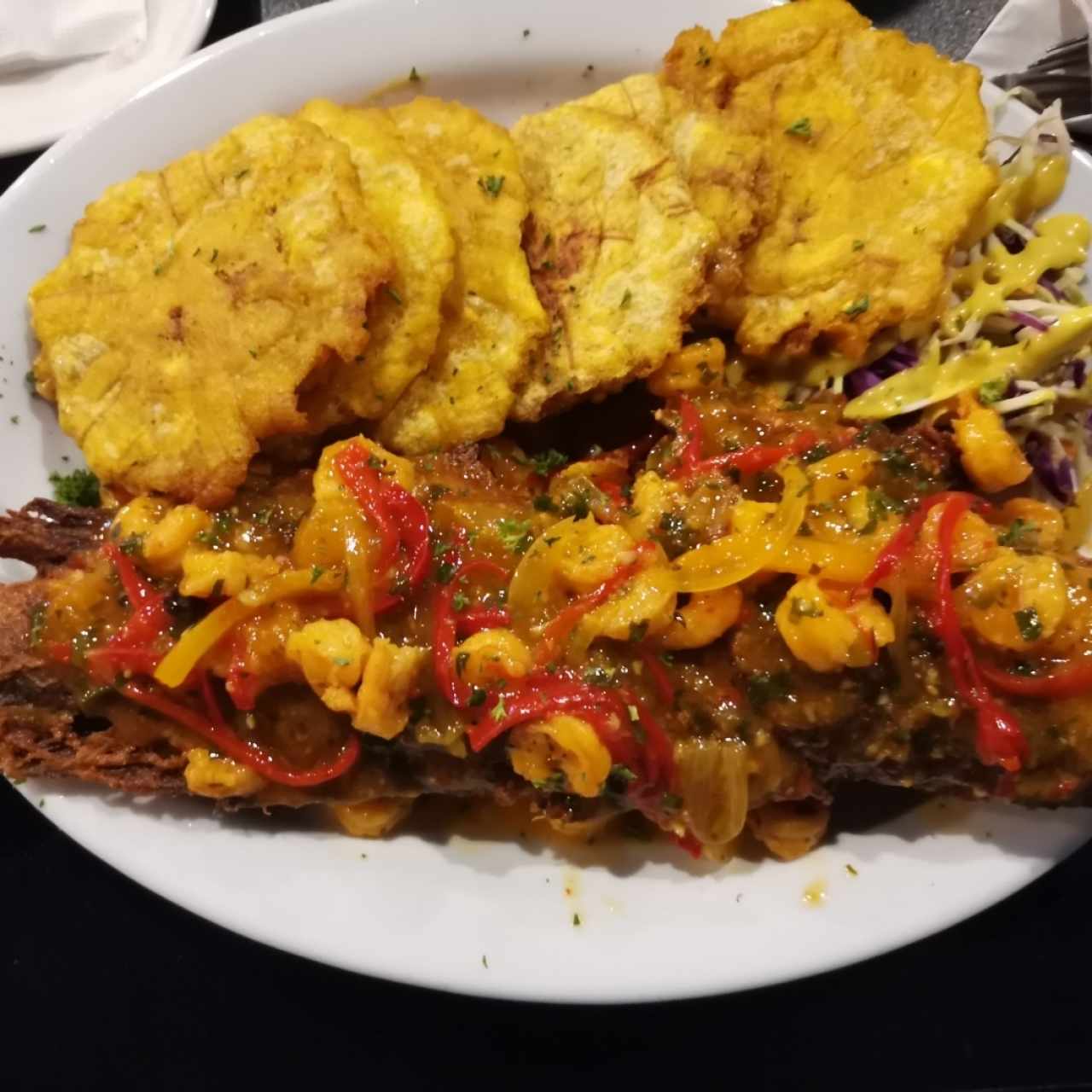 Pescado frito a lo hembra con patacones