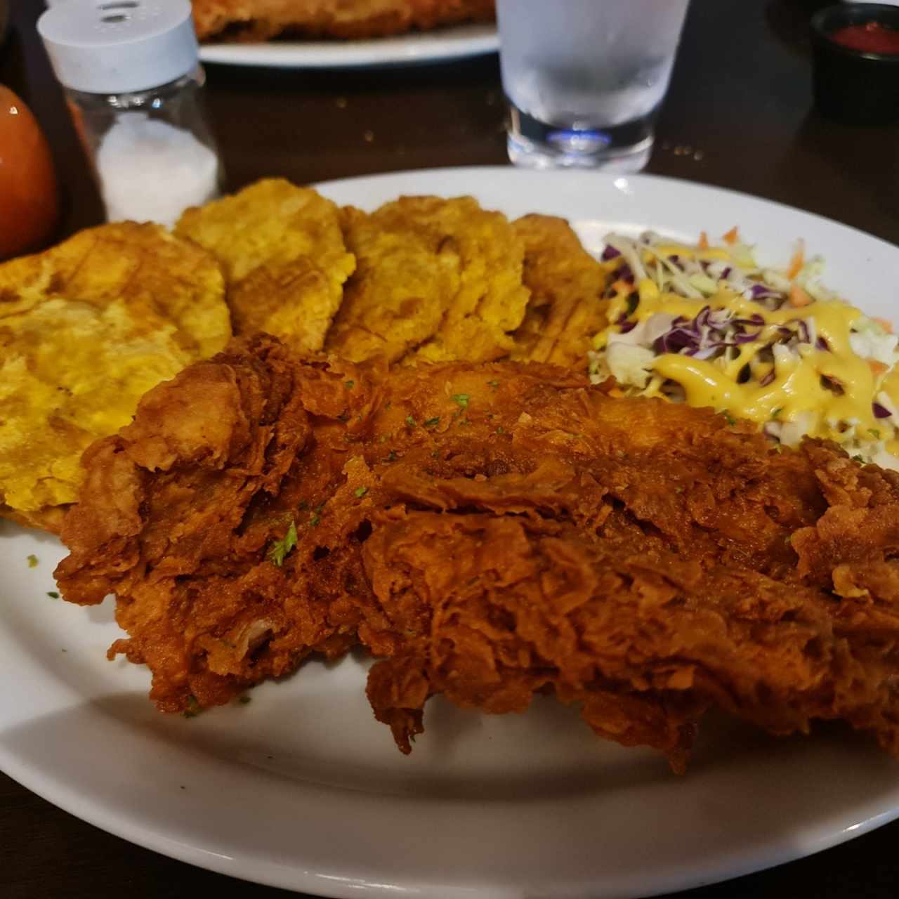 filete de pescado con patacones 