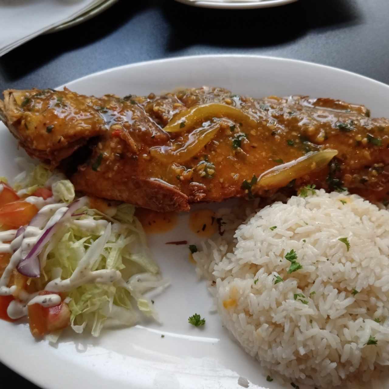 Pescado entero al ajillo