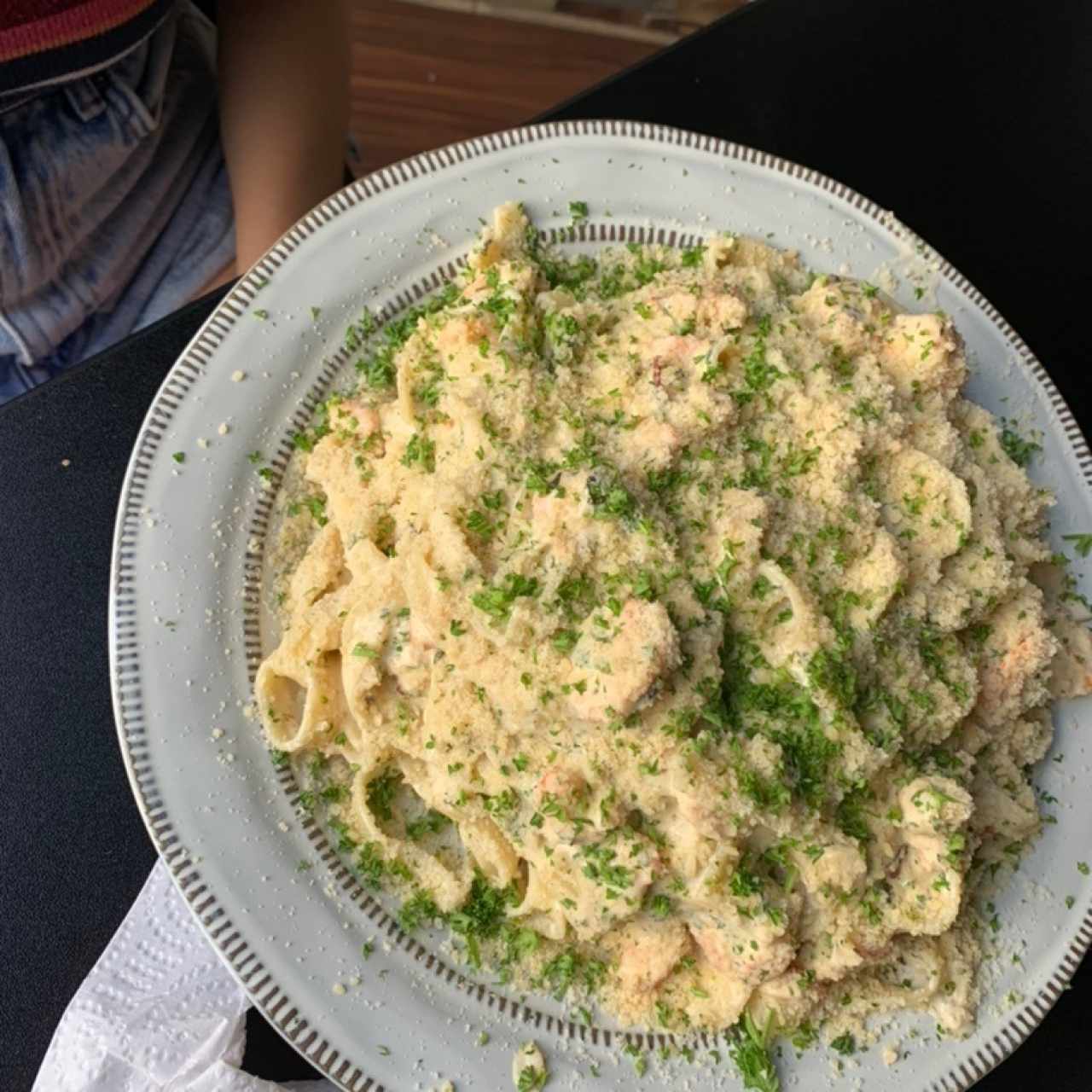 Pasta con camarones en salsa blanca 