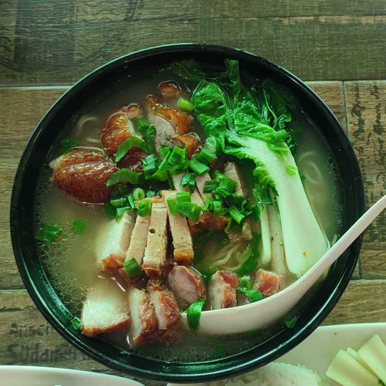 fideos con pato, lechón y puerco asado