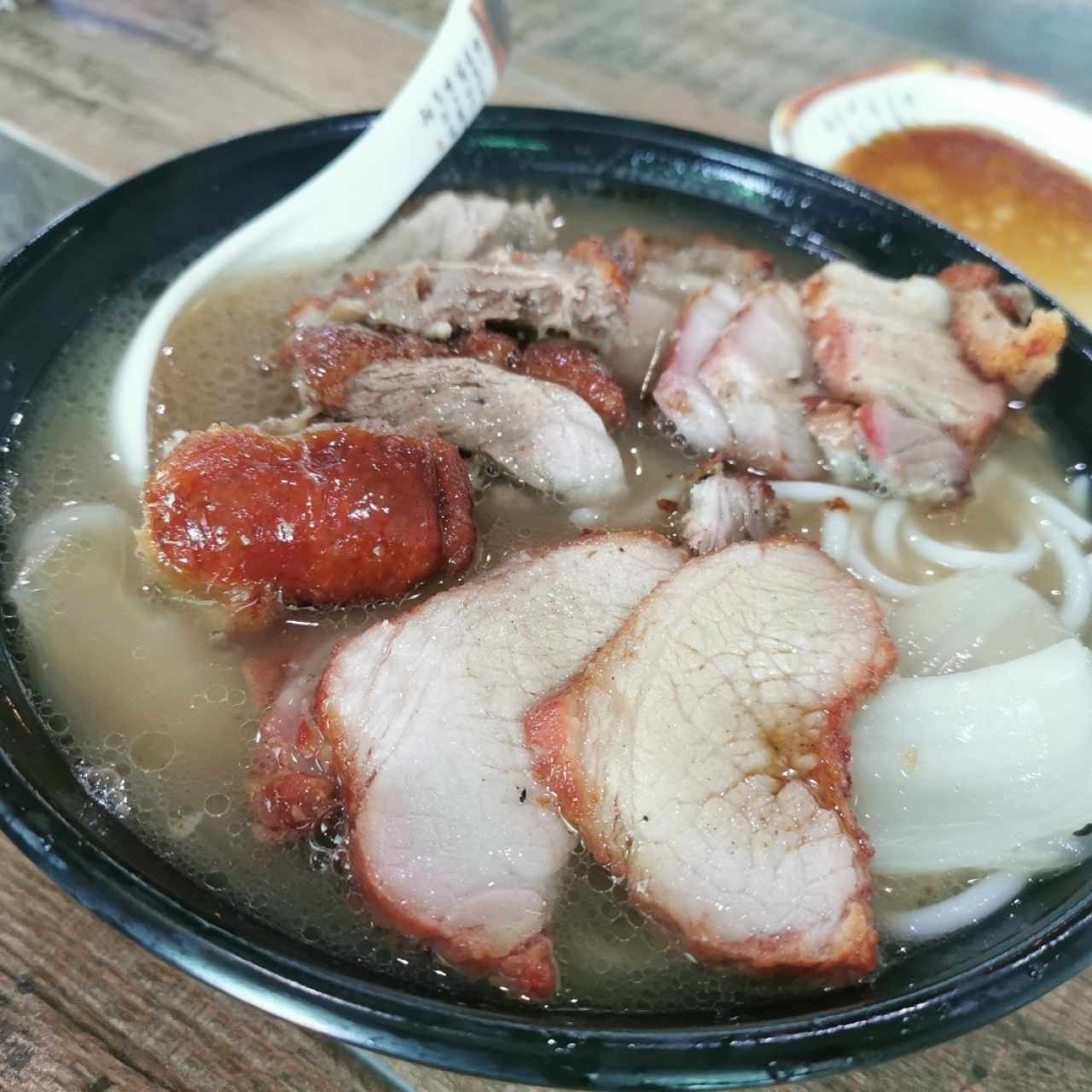 Sopa de fideos de arroz con pato asado y lechon 😋✅