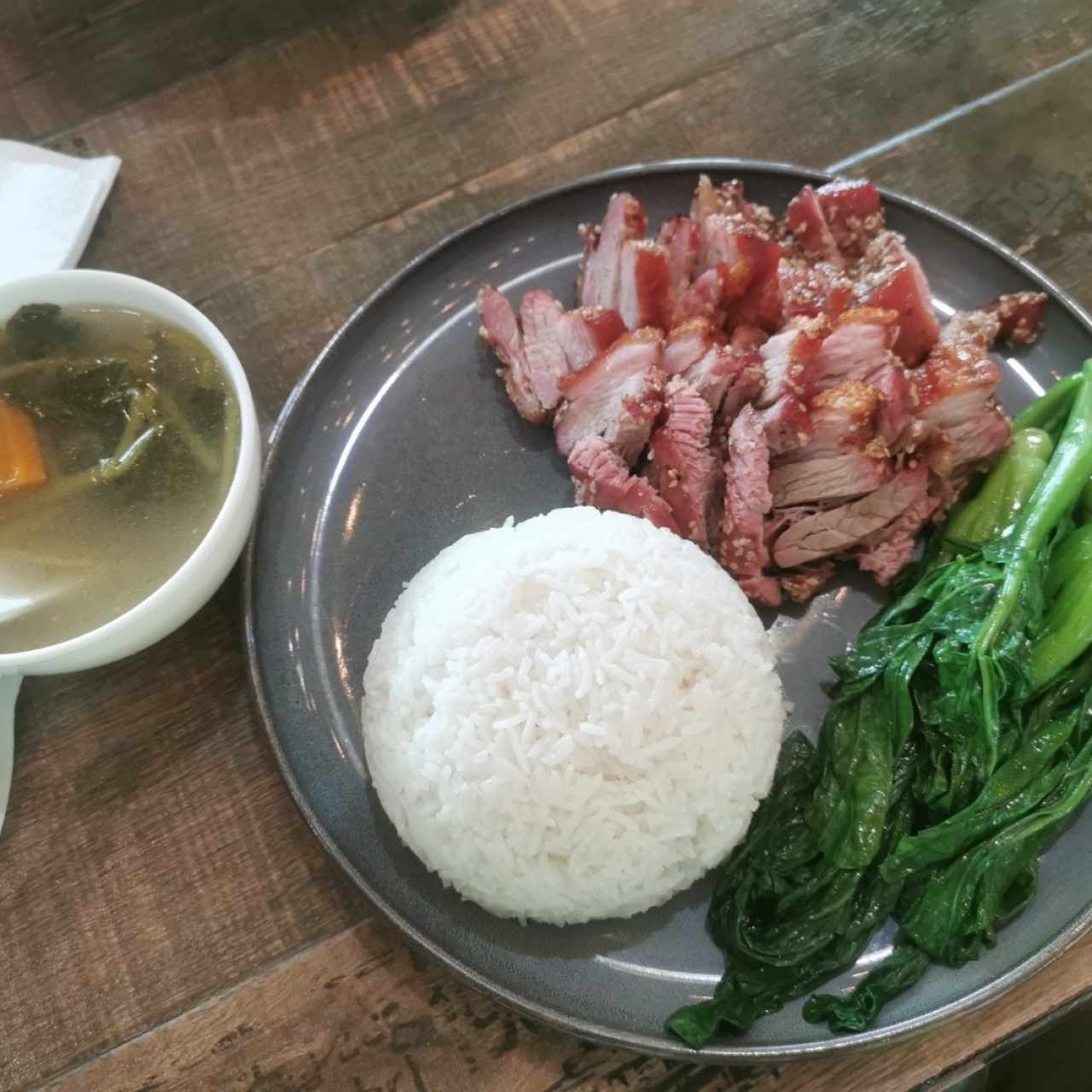 Combo de arooz con lechón asado crujiente y sopa del día 