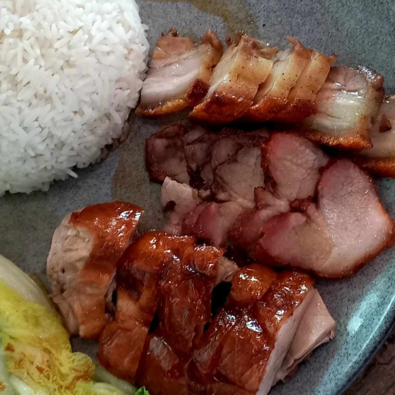 arroz con tres delicias pato, puerco asado y lechón