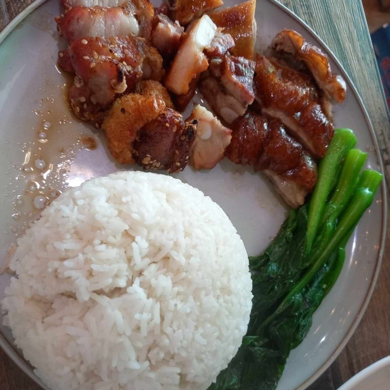 arroz tres delicias puerco asado, pato y charsiu