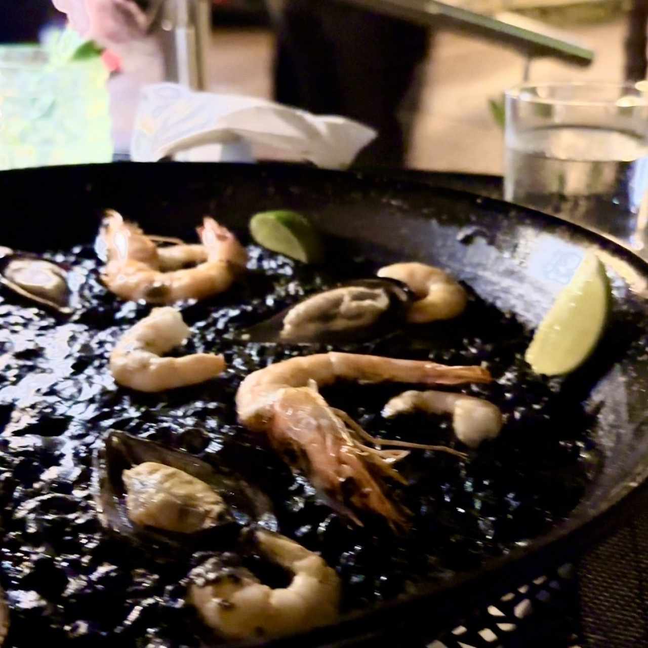 Arroz en tinta de calamar con langostinos y camarones 