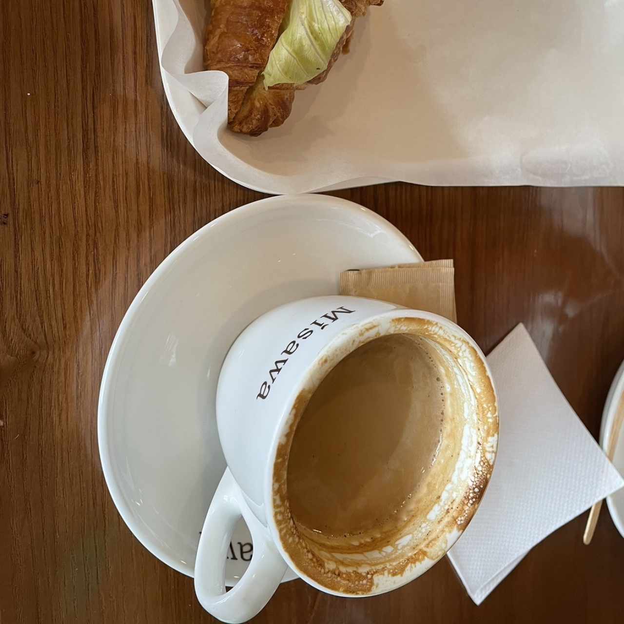 Cappuchino con crossaint de lechuga