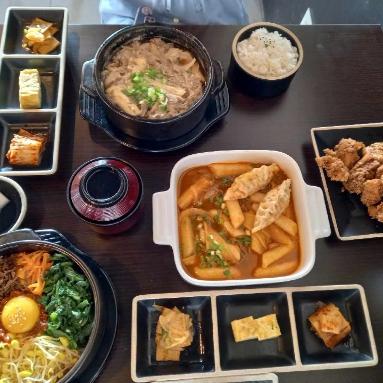 teobboki, pollo frito honey (11 piezas), sopa bulggogi, dolsot bibimbap