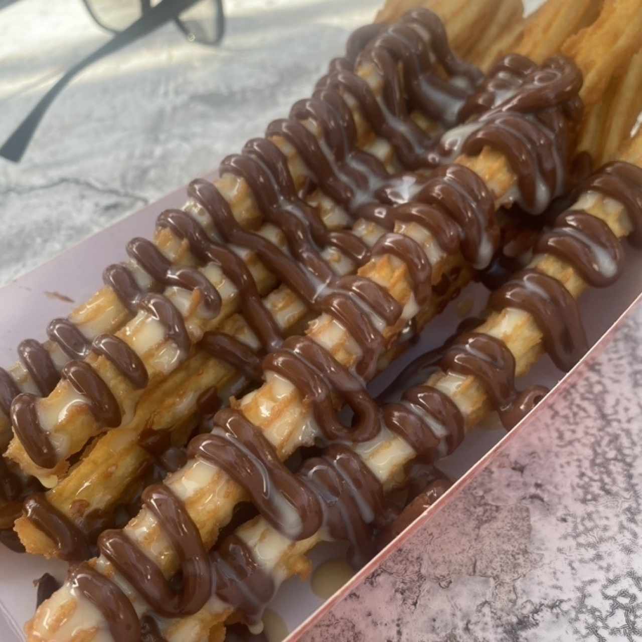 Churros de chocolate con leche condensada