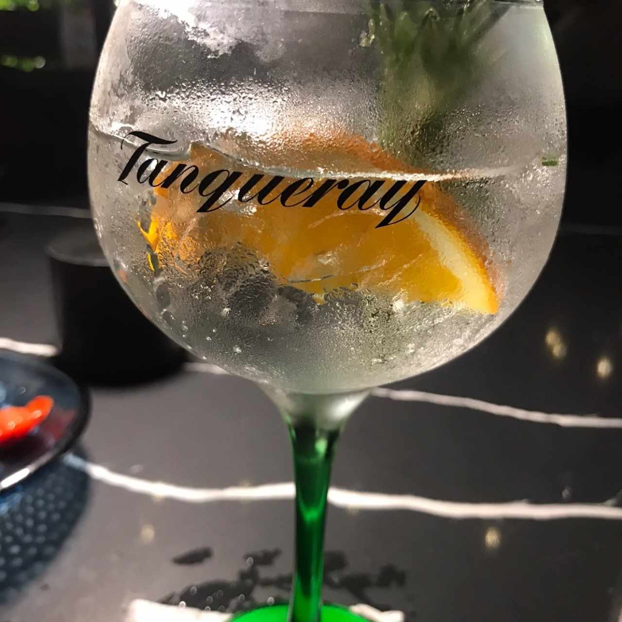 Gin con naranja y romero 