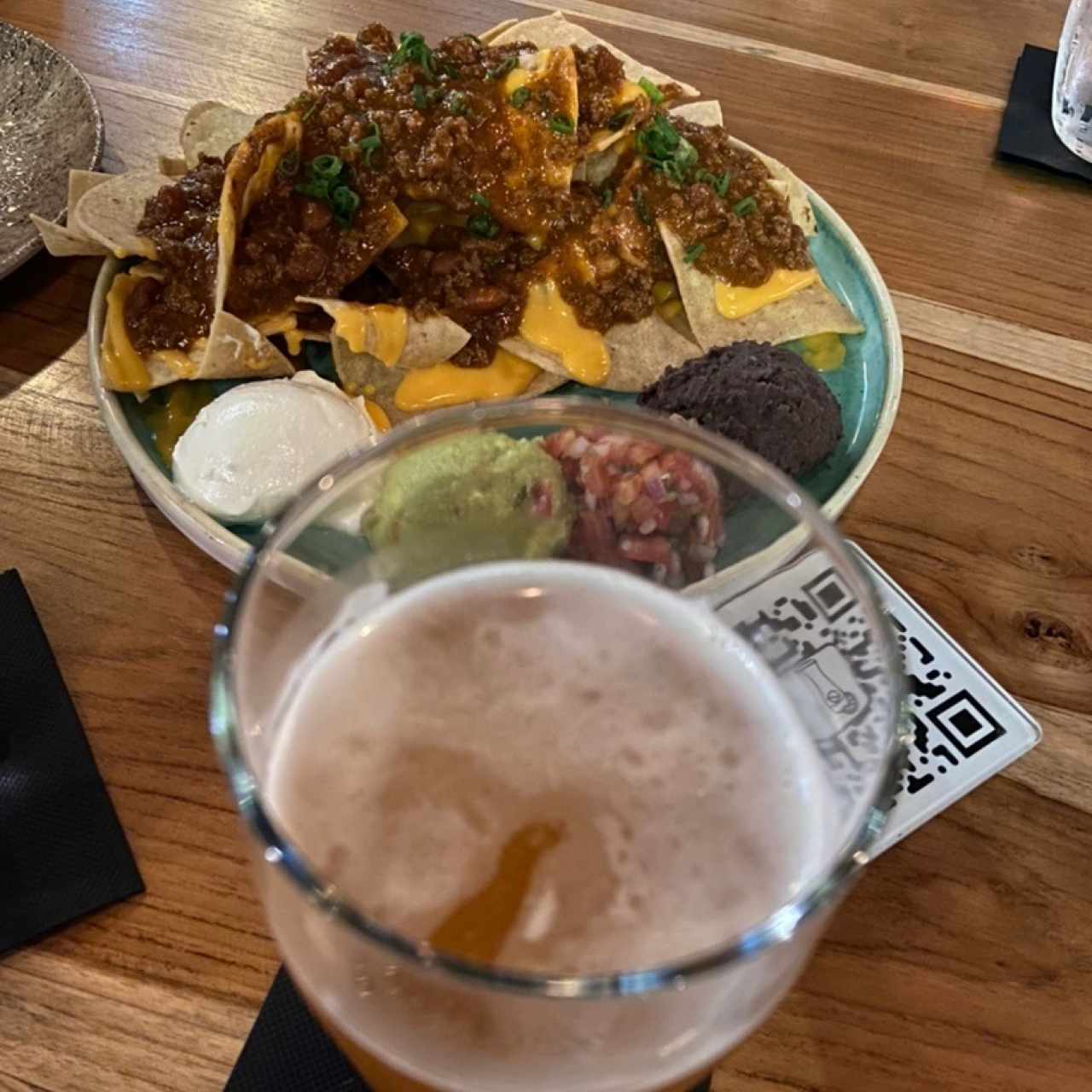 Nachos tex mex y cerveza de mango