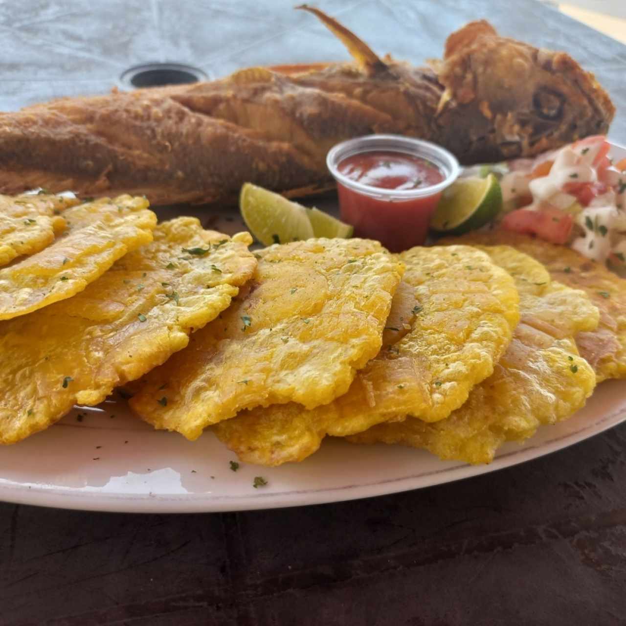 corvina frita con patacones del cielo