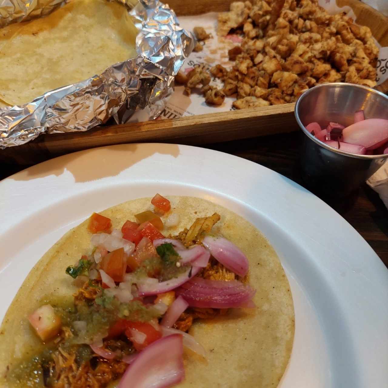 Tacos de pollo y cebolla encurtida