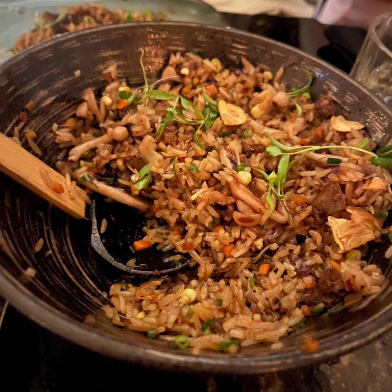 Arroz frito con pato rostizado