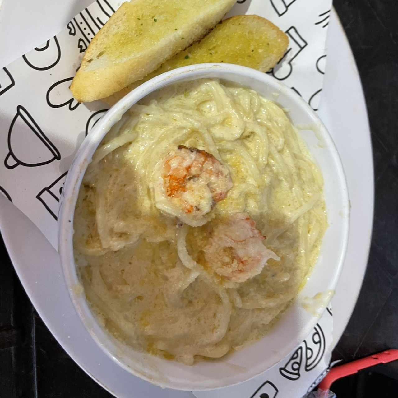 Espagueti en Salsa blanca con Camarones
