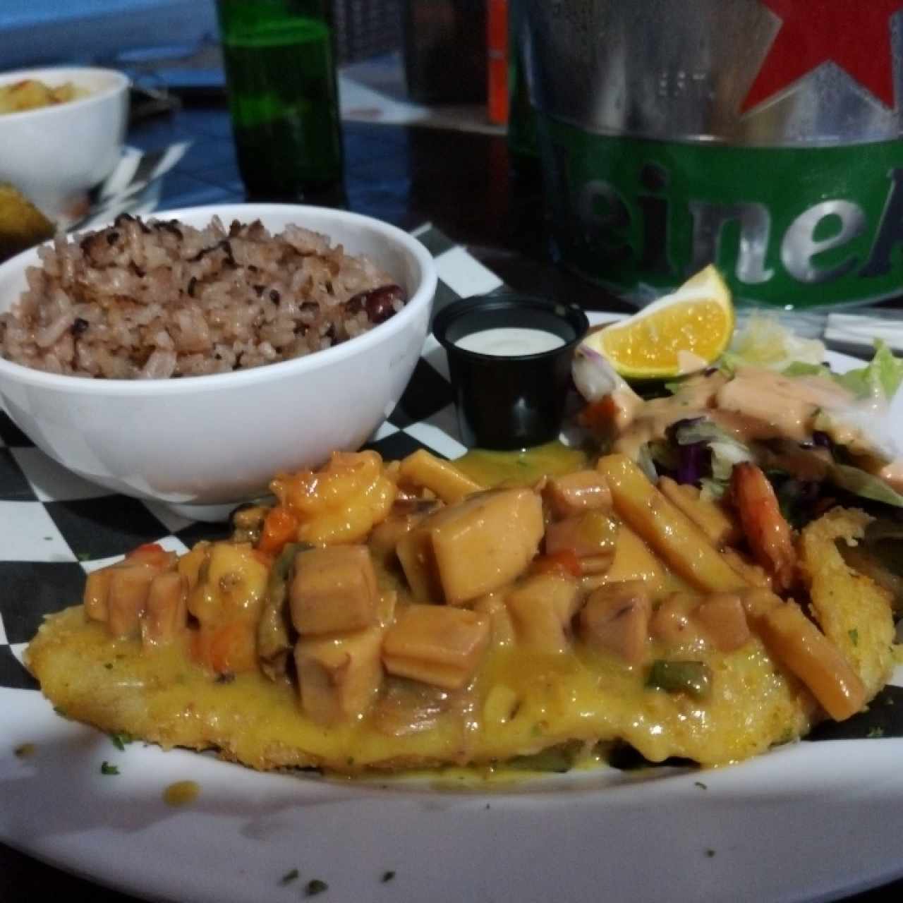 Corvina a lo macho con arroz con frijol y coco