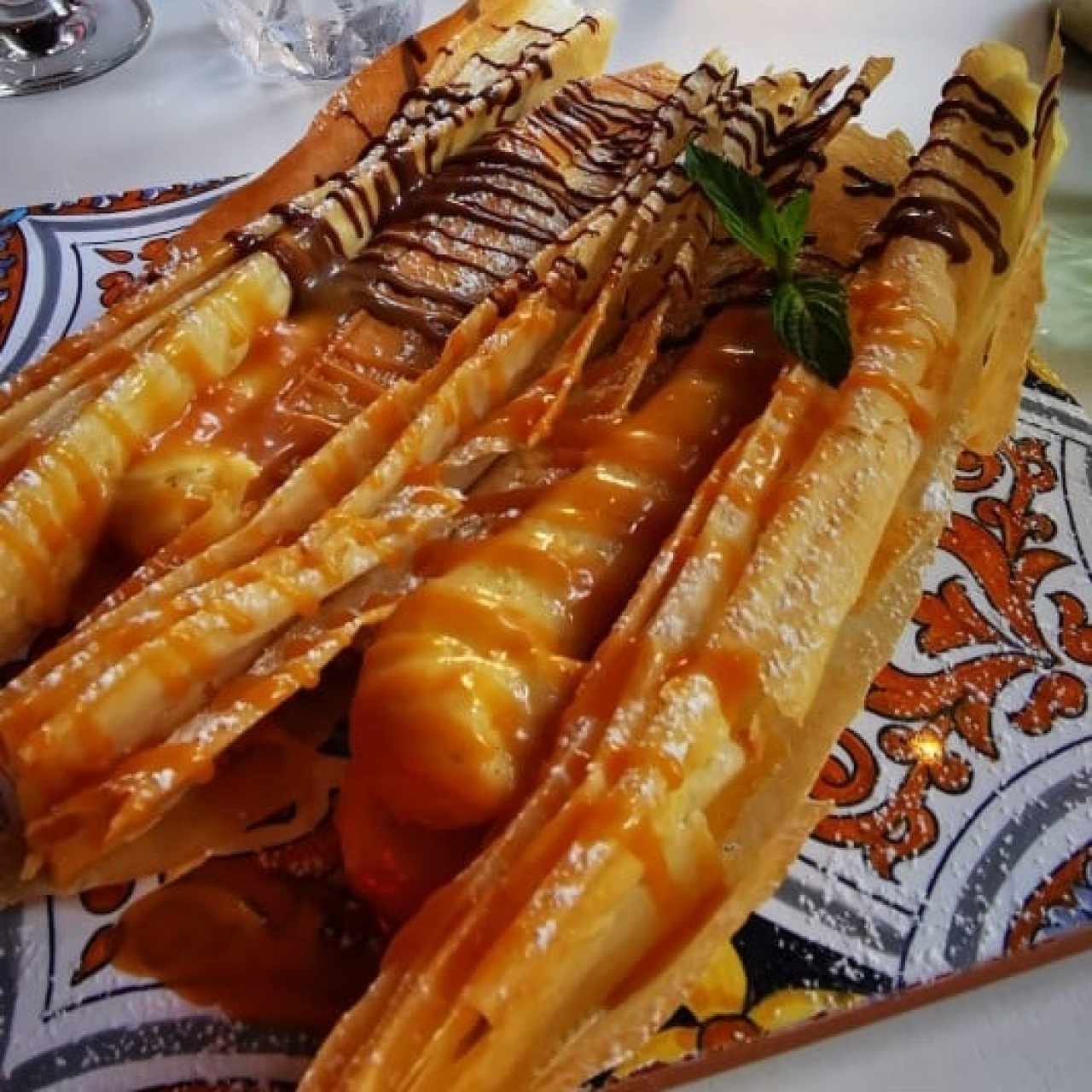 Un tipo de mil hojas con  una crema pastelera y nutela