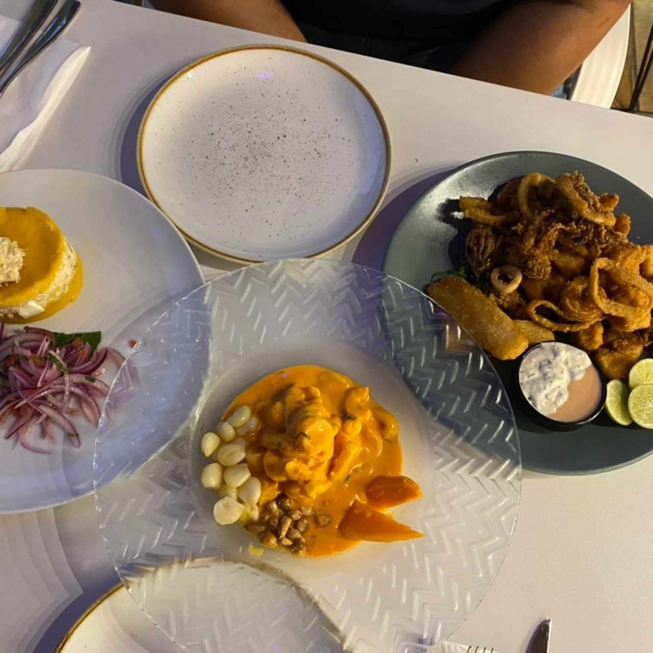 Entradas - Causa Limeña, ceviche y chicharron de mariscos