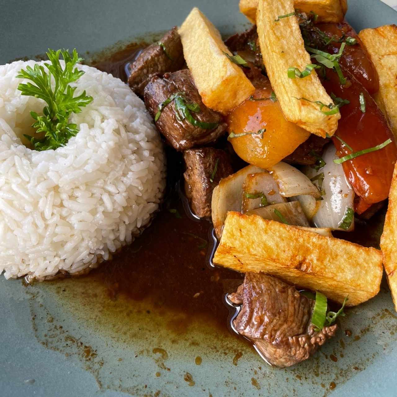 Platos Fuertes - Lomo Saltado